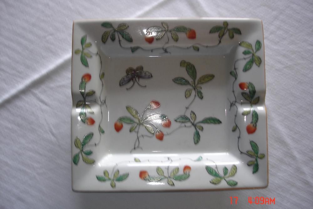 Cinzeiro em Porcelana Chinesa com Ramos Verdes e Insectos