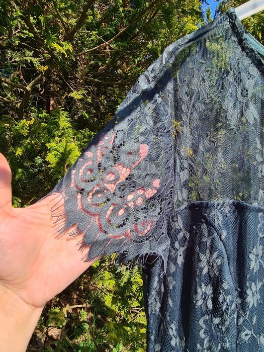 Rozkloszowana koronkowa sukienka