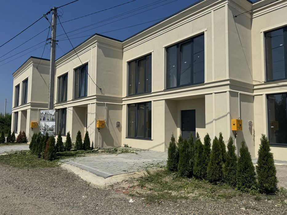 Котедж з власним подвір’ям та заїздом