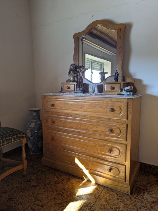 Mobília de Quarto Completa em Madeira Maciça (Pinho) – Excelente Estado