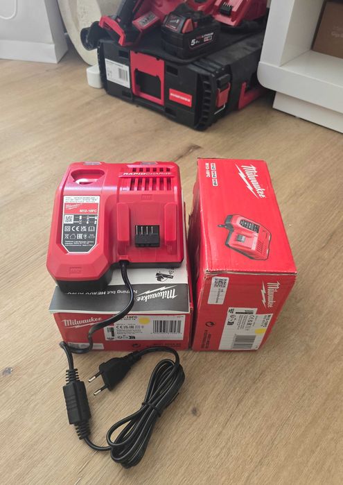 2 carregadores Milwaukee novos
