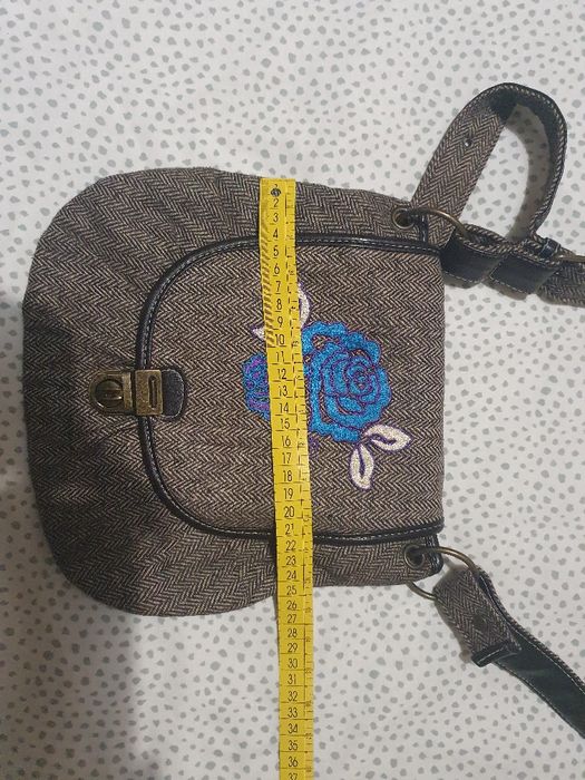 Mala Castanha com flor azul. Praticamente nova. Tiracolo.