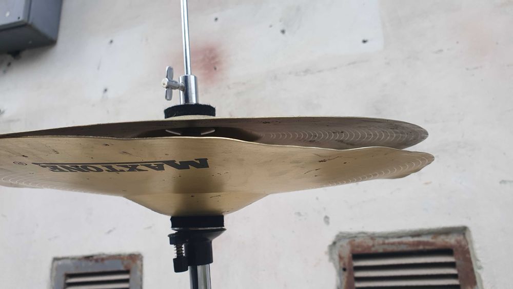 Музичні тарілки MAXTONE на стійці.