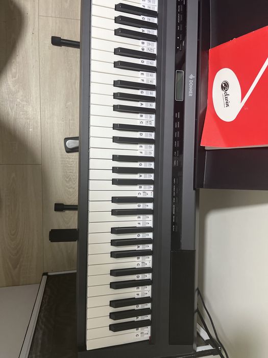 Piano Digital Donner DEP-20 - 88 teclas, pedal , fonte, livro , cabo
