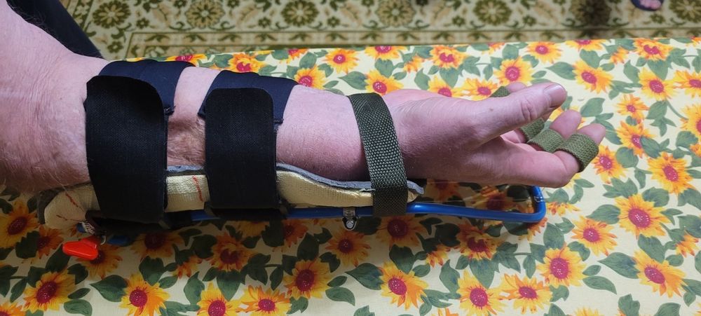 Устройство для разработки пальцев.  Разработка кисти руки.  Шина.