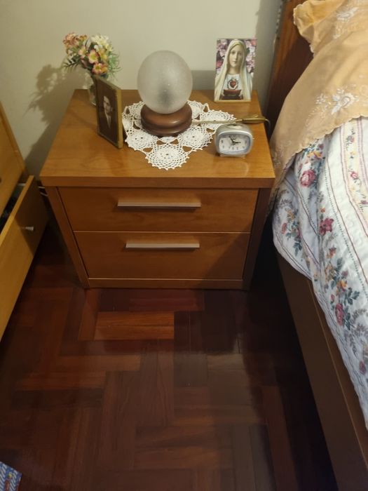 Cama de casal e duas mesas de cabeceira