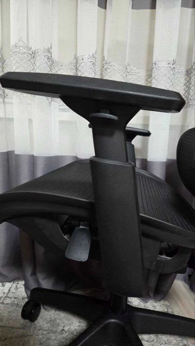 Офісне крісло VARPELEV з сіткою, підголівником та підколотниками