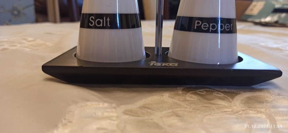 Фірмовий набір ємностей для спецій сільничка та перечниця компанії TE