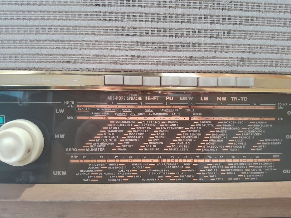 Rádio a válvulas Biennophone Celerina de 1960