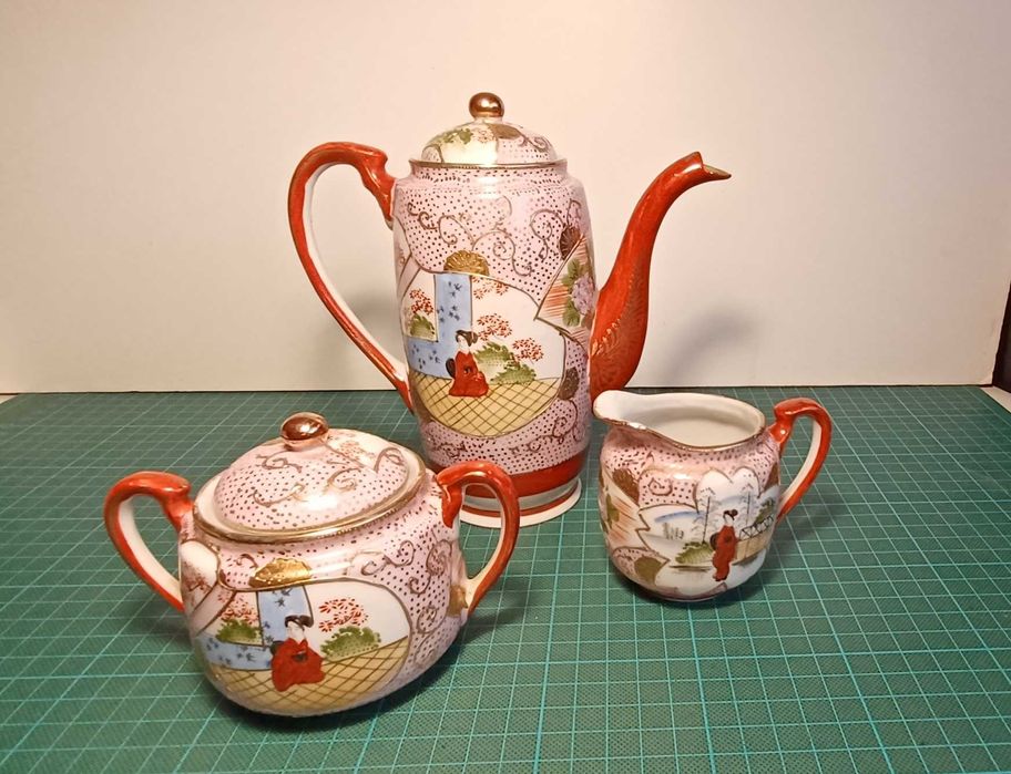 Conjunto de loiça chinesa - bule, açucareiro e leiteira