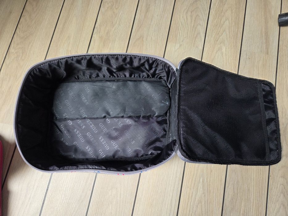 Duża Kosmetyczka z napisem Guess 29 x 21 cm