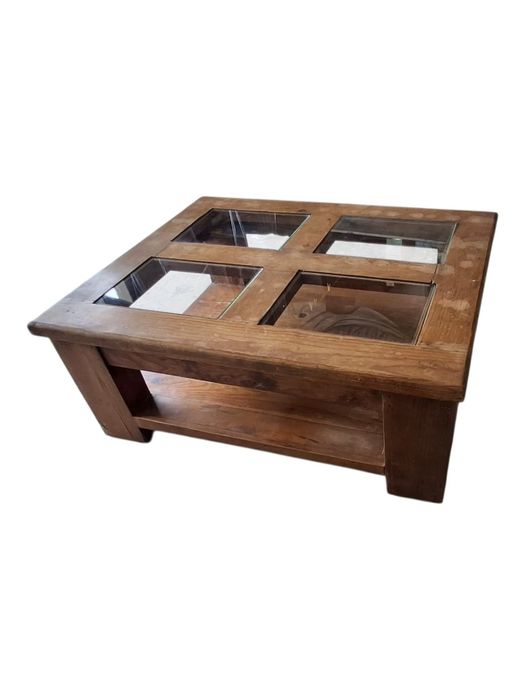 Mesa centro de sala em Teca  rectangular. Com  quatro aberturas em cima com vidro
