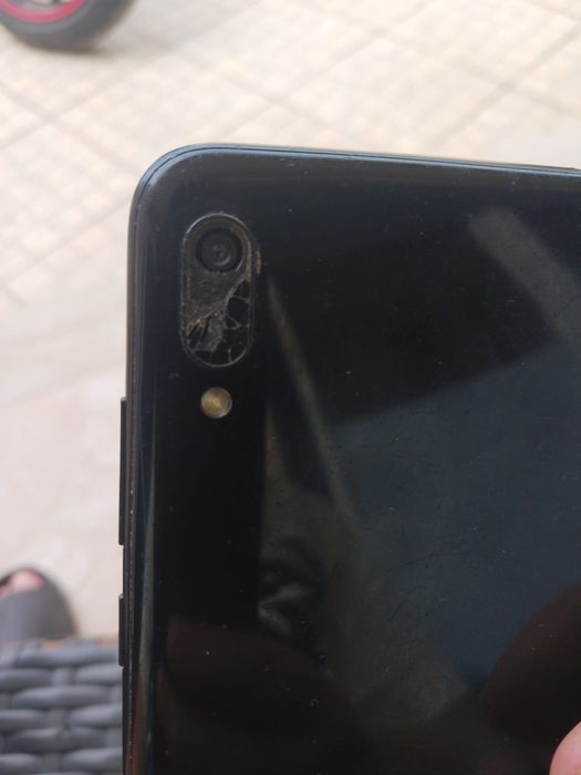 Huawei Y6 (2019), desbloqueado 32 GB preto; ecrã partido, mas funciona; telefone a funcionar; estado do telefone como mostra as fotos.