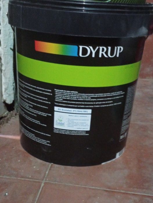 plástica vinílica mate da marca Dyrup (modelo Dyrustar) é indicada para uso em interiores.