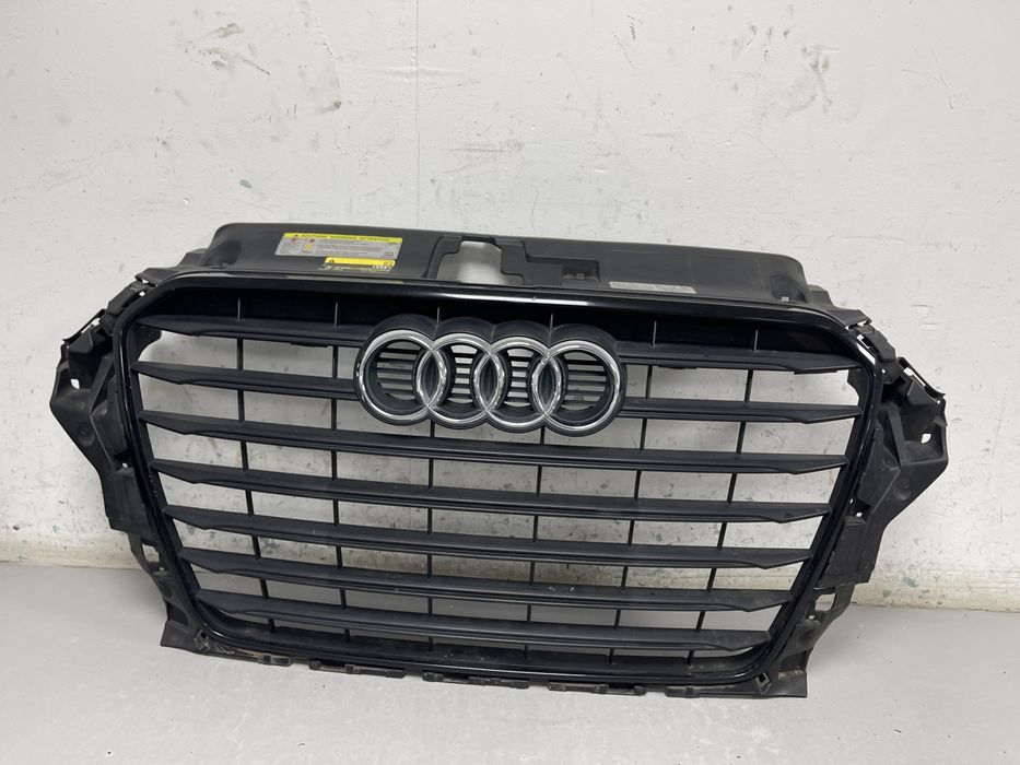 Решітка переднього бампера (радіатора) AUDI А3 8V 2012-2016