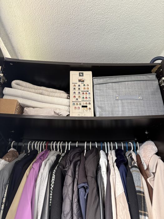 Roupeiro preto do IKEA