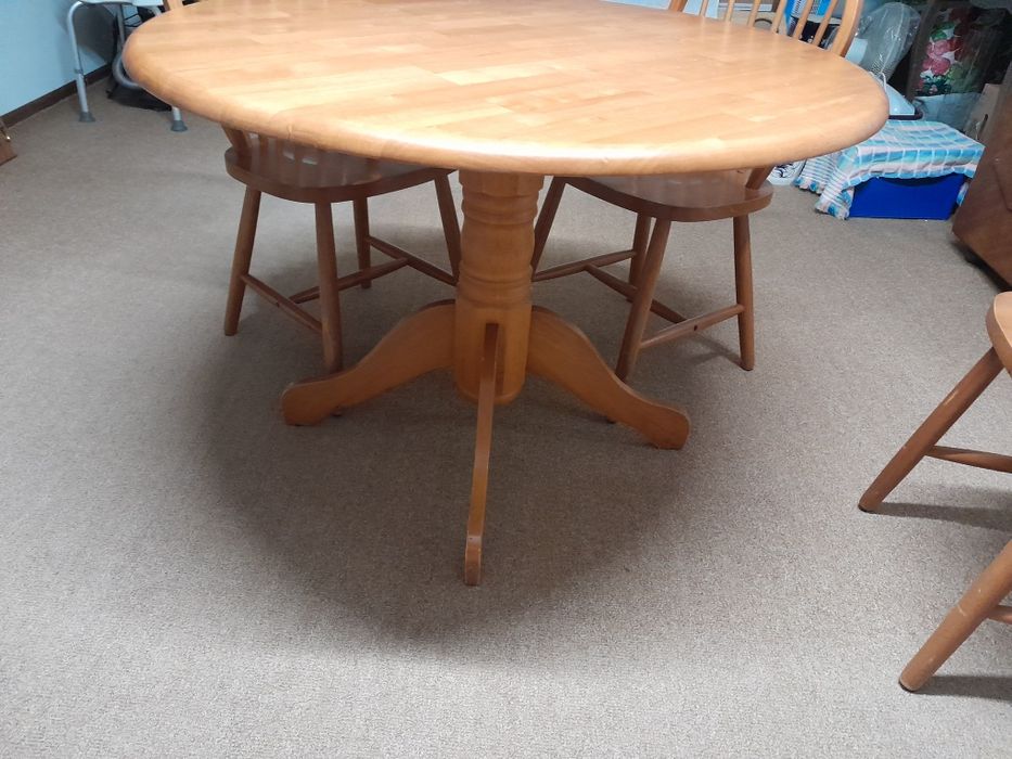 Conjunto de mesa e cadeiras