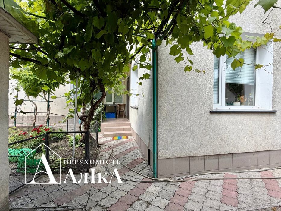 Продам 2 поверховий будинок на два входи