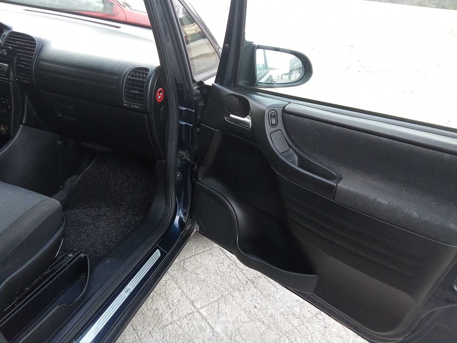 OPEL ZAFIRA bem conservado