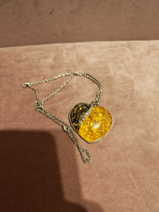 Srebrny naszyjnik, zawieszka w kształcie serca z motywem bursztynu