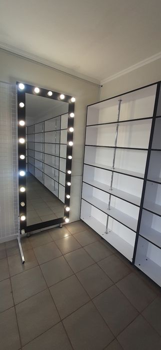 Стелажі,меблі для магазину,стікляний стіл