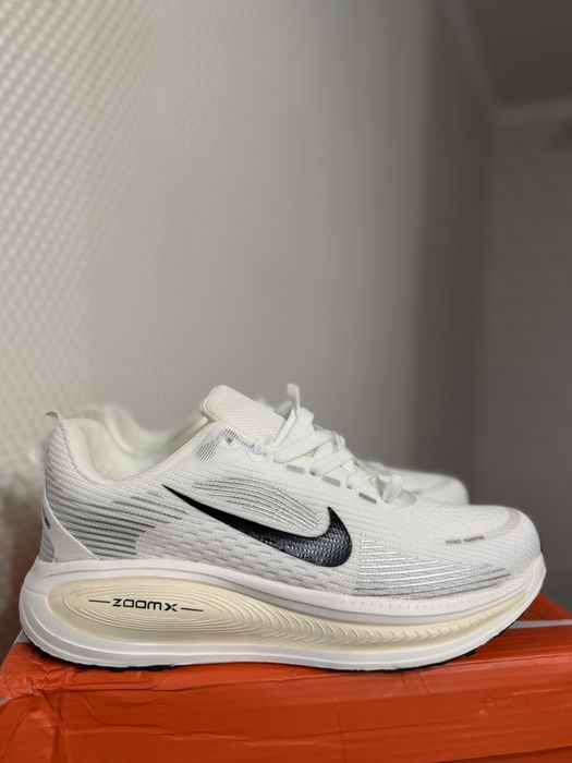 спортивні/бігові кросівки Nike Vomero 18 White/Beige 43/26.5 см