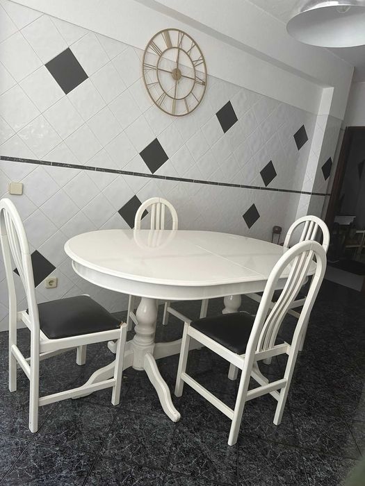 Mesa com 6 cadeiras cor branco