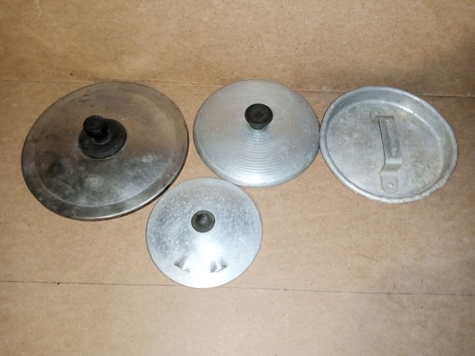 Скляні кришки різних розмірів для посуду.