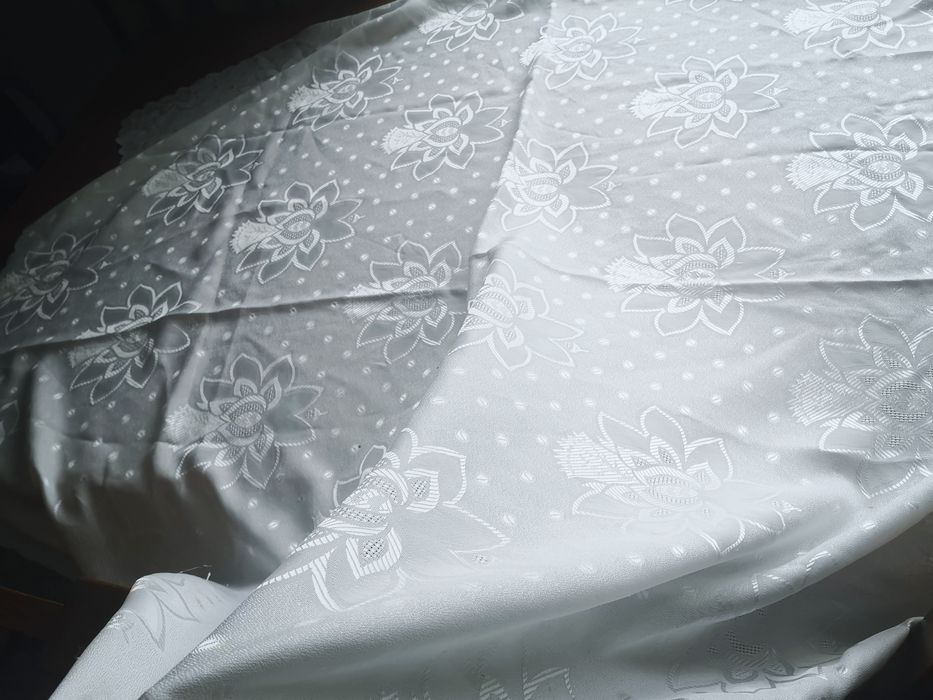 Biały obrus na stół elegancki 155cm na 160cm