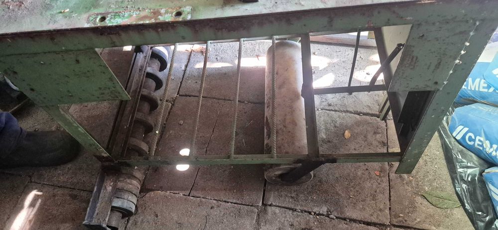 Budowlana piła poprzeczna ze stołem na kołach. Silnik hermetyczny do pracy w wodzie.