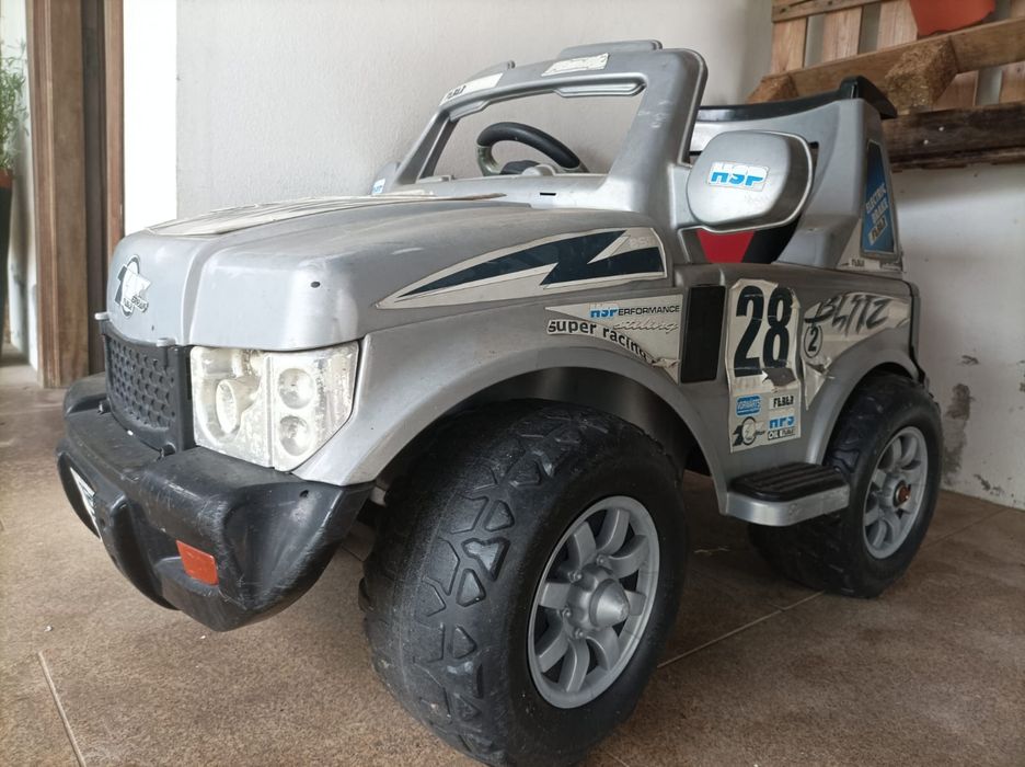 Carro eléctrico criança