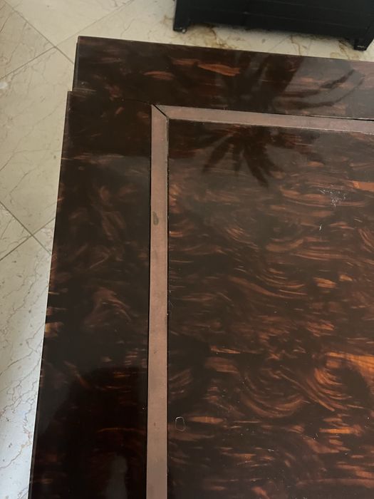 Linda mesa de tartaruga com embotidos dourados