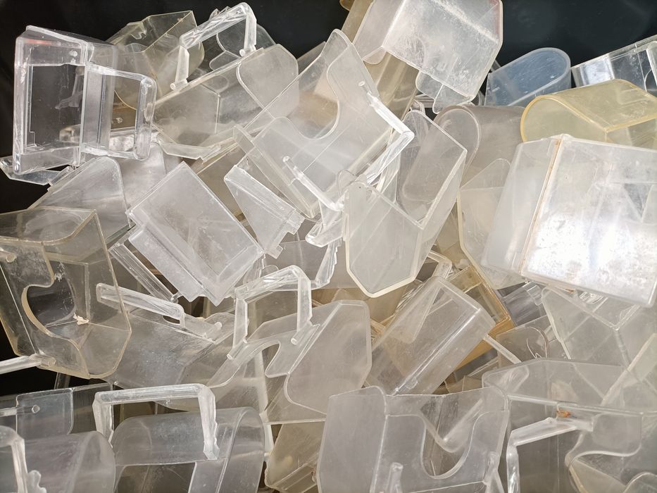 Vários comedouros e  em PVC brancos e transparentes