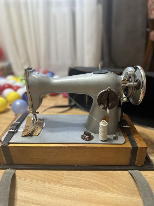 Швейна машинка / електрична швейна машина