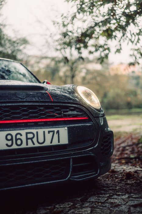 Mini John Cooper Works com muito material