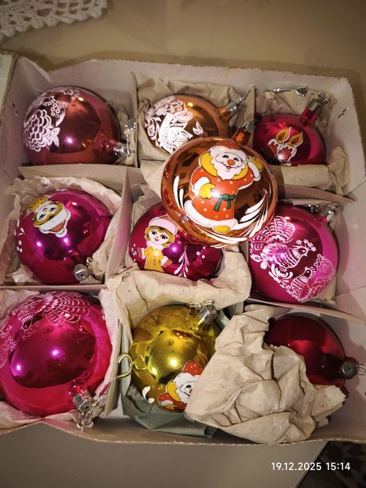 Новорічні іграшки.