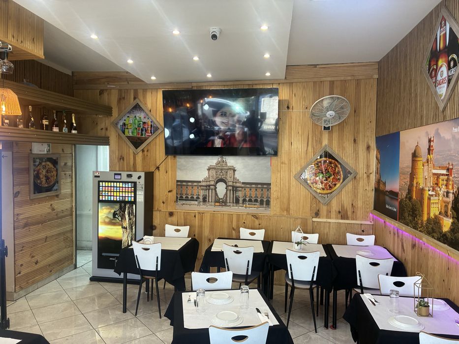 Mesa e cadeira de restaurante