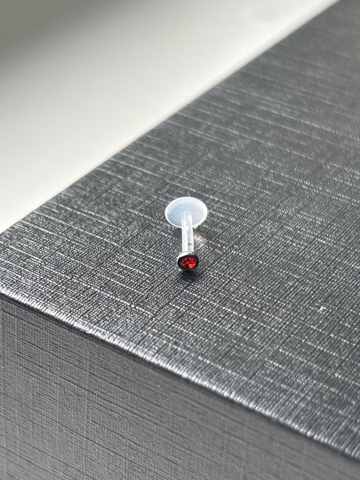 Labret do nosa wargi ust piercing nowy kolczyk tytan silikon wpinany