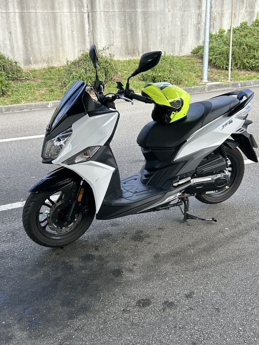 Mota sym muito bom como nova com capacete incluido