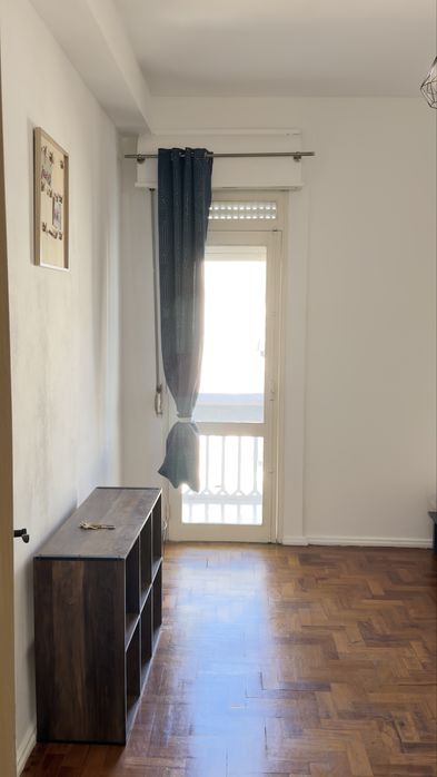 Tenho Quartos  para arrendar , um com varanda e o outro sem varanda , apartamento com duas casas de banho , presik com elevador e todo remodelado