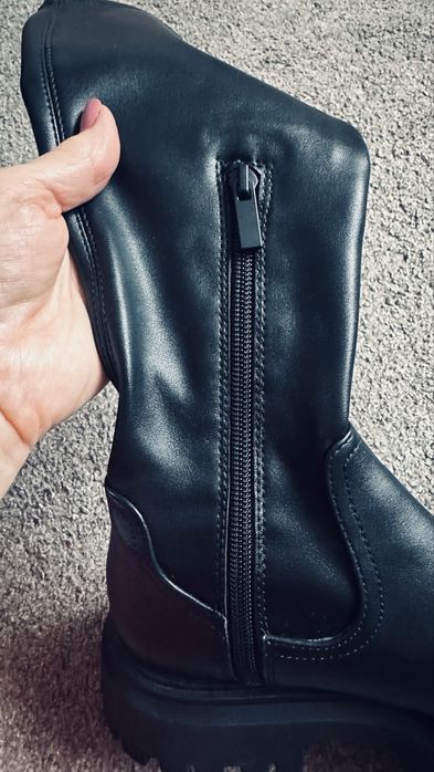 Жіночі чобітки-панчохи.