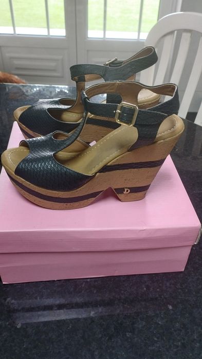 Sandálias tam. 38 com cunha