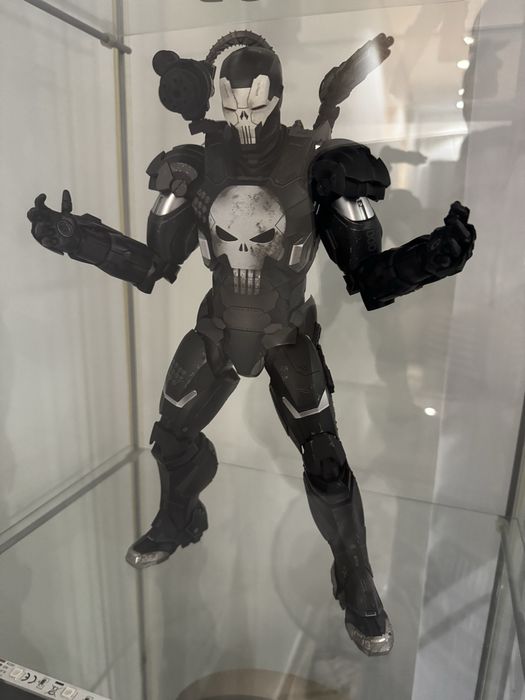 Hot toys punisher war machine