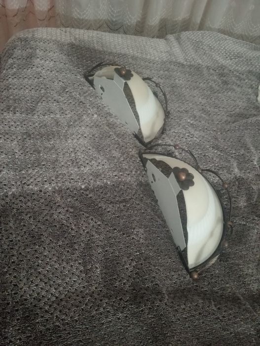 Dois candeeiros de parede