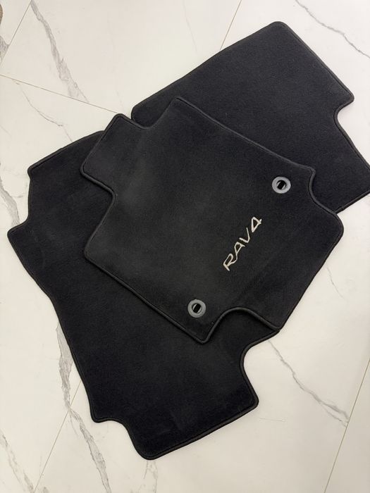 Килим на авто RAV 4