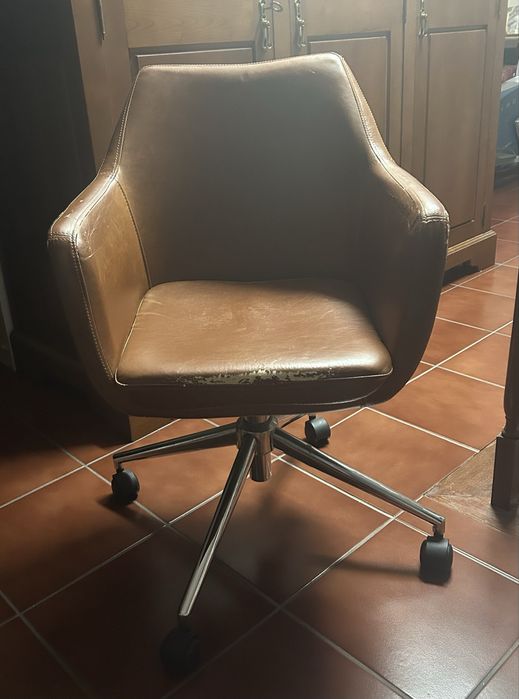 Cadeira de secretária castanha