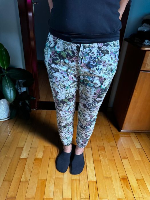 Spodnie 3/4 w kwiatki Zara M