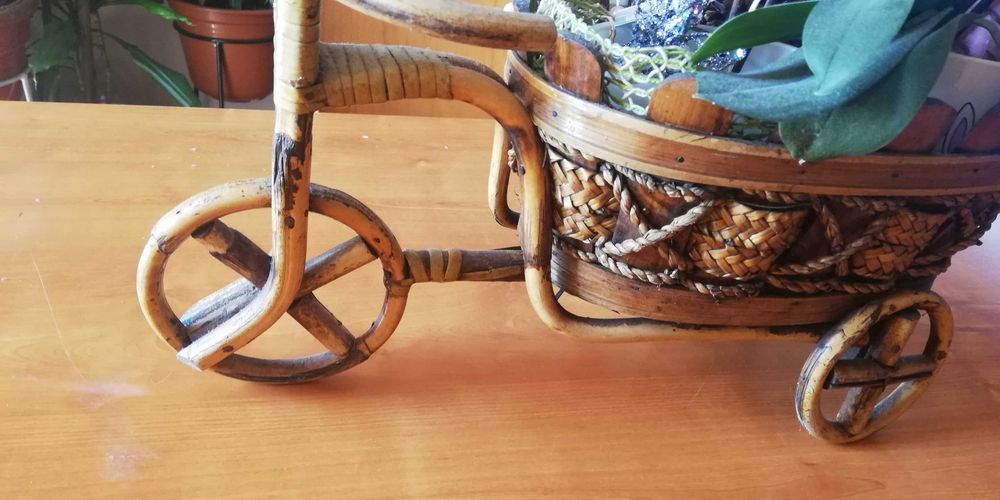 Triciclo decorativo em vime