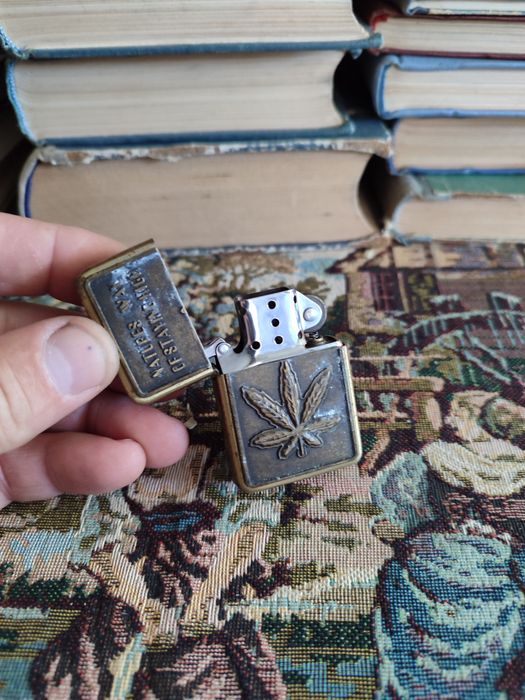 Зажигалка Zippo. Нет кремня.