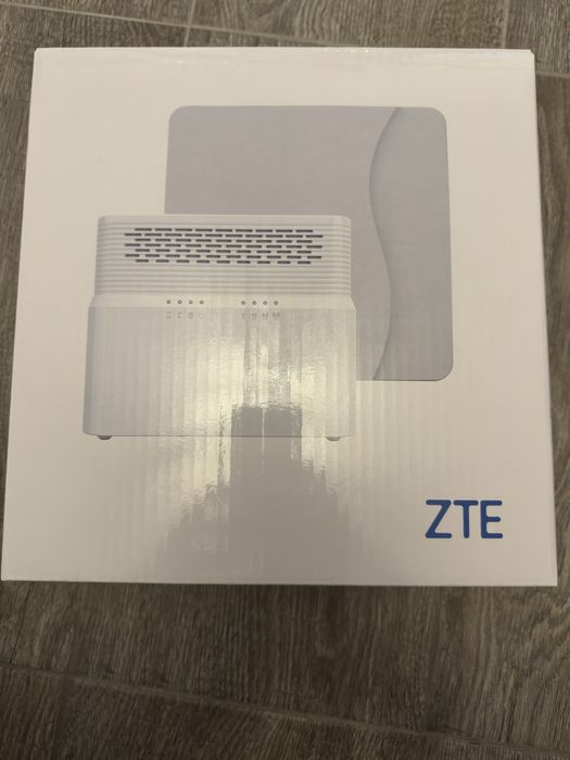 Router ZTE z anteną i okablowaniem
